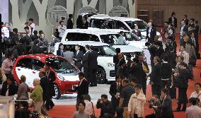 Tokyo Motor Show opens, carmakers roll out electric cars