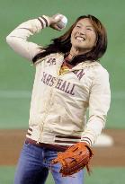 Sugiyama throws ceremonial first pitch before Giants-Dragons game
