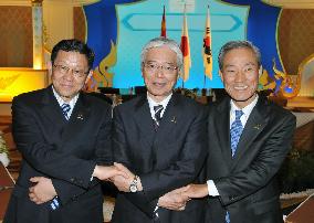 Japan, China, S. Korea trade ministers discuss FTA