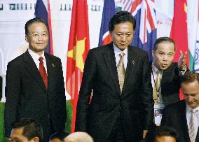 Hatoyama, Wen attend East Asia Summit