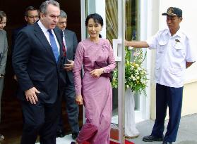 Campbell meets with Suu Kyi