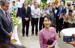 Campbell meets with Suu Kyi