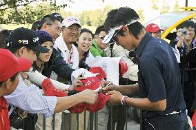 Ishikawa signs autographs at HSBC Champions