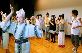 Theater promotes rare Ryukyu dancing