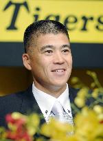 Jojima signs 4-year deal with Hanshin