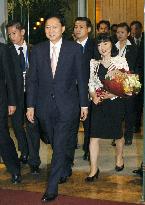 Hatoyama arrives in Singapore to attend APEC forum