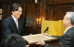Yankees' Matsui receives award in N.Y. from Japanese gov't