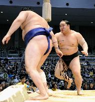 Unbeaten Asashoryu defeats Tokitenku