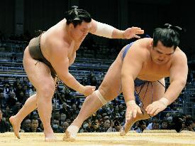 Unbeaten Hakuho beats Kotoshogiku