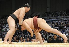Asashoryu, Hakuho still on top at Kyushu sumo