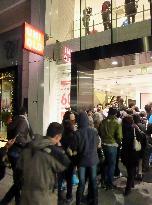Uniqlo holds early-morning sale to mark 60th anniv. of founding