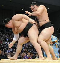Kotooshu stays 1 off the pace at Kyushu sumo