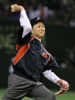 Hatoyama plays baseball