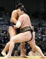 Hakuho retains share of lead with rival Asashoryu