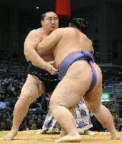 Asashoryu beats Kaio