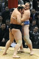 Bulgarian ozeki Kotooshu beats Baruto at Kyushu sumo