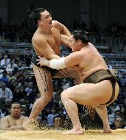 Asashoryu, Hakuho edge closer to Kyushu showdown