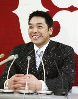 Abe re-signs with Yomiuri