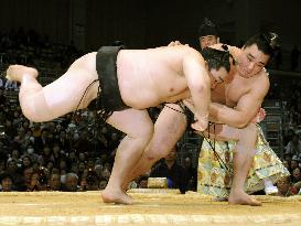 Hakuho takes sole lead as Asashoryu crashes in Kyushu