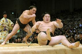 Hakuho takes sole lead as Asashoryu crashes in Kyushu