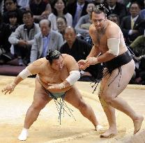 Bulgarian ozeki Kotooshu suffers 3rd loss at Kyushu sumo