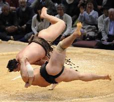Unbeaten Hakuho beats Kotooshu