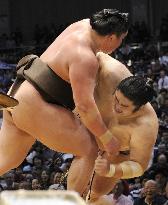 Hakuho beats Kotomitsuki to bag 12th title at Kyushu basho
