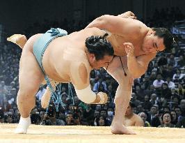 Mongolian ozeki Harumafuji beats Toyonoshima