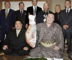 Hakuho beats Kotomitsuki to bag 12th title at Kyushu sumo
