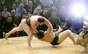 Hakuho guns down Asashoryu to finish perfect in Kyushu