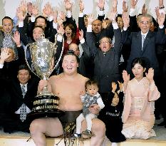 Mongolian yokozuna Hakuho wins Kyushu sumo tournament