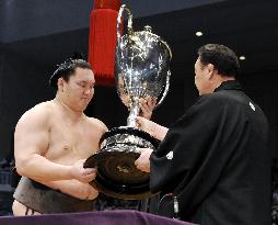 Mongolian yokozuna Hakuho wins Kyushu sumo tournament