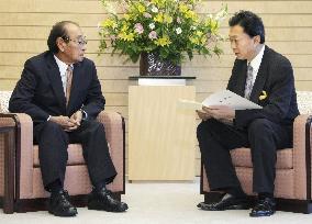 Prime Minister Hatoyama talks with Okinawa Gov. Nakamia