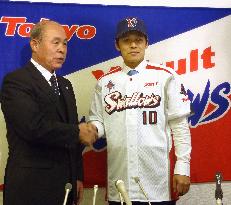 Fujimoto signs 2-year deal with Yakult