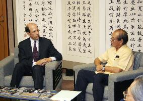 U.S. envoy meets with Okinawa governor