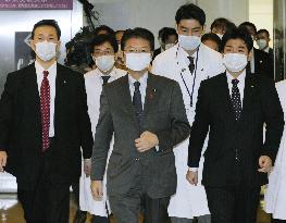 Health minister inspects Tokyo hospital