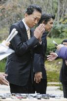 Hatoyama snubs press amid gov't financing woes