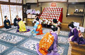 Kyoto geisha start New Year preparations