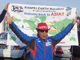 Comedian Hazama enters Asia on run-and-sail Earth Marathon