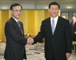 Chinese Vice President Xi Jinping talks with Japanese leaders