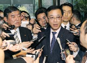 LDP chief Tanigaki speaks to reporters