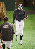 Ichiro works out in Tokyo