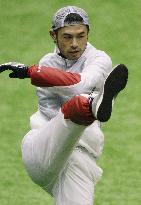 Ichiro works out in Tokyo
