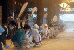 Followers clean Higashi-Honganji Temple for new year