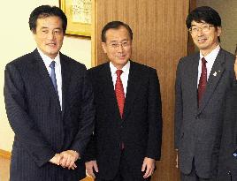 Okada meets with Hiroshima, Nagasaki mayors