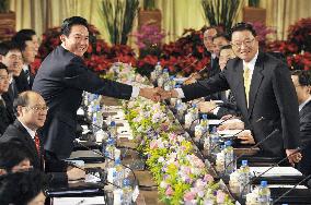 Taiwan, China top envoys meet
