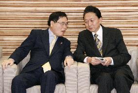 Hatoyama, Kamei chat before Cabinet meeting
