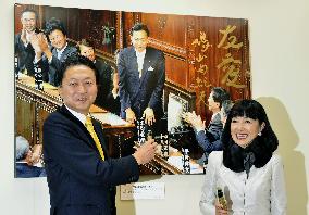 PM Hatoyama, wife Miyuki visit a news photo exhibition