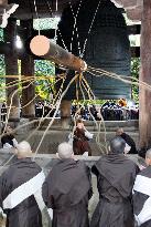 Rehearsal at Kyoto temple to ring out the old year