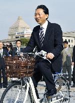 Hatoyama tries single-seat electric car at premier's office